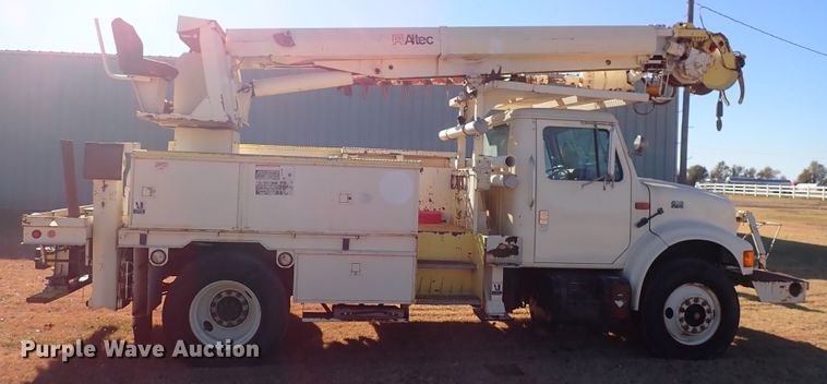 image for item DN2329 1995 International 4900  digger derrick truck