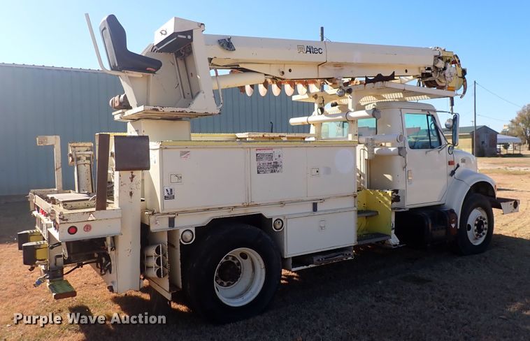 image for item DN2329 1995 International 4900  digger derrick truck