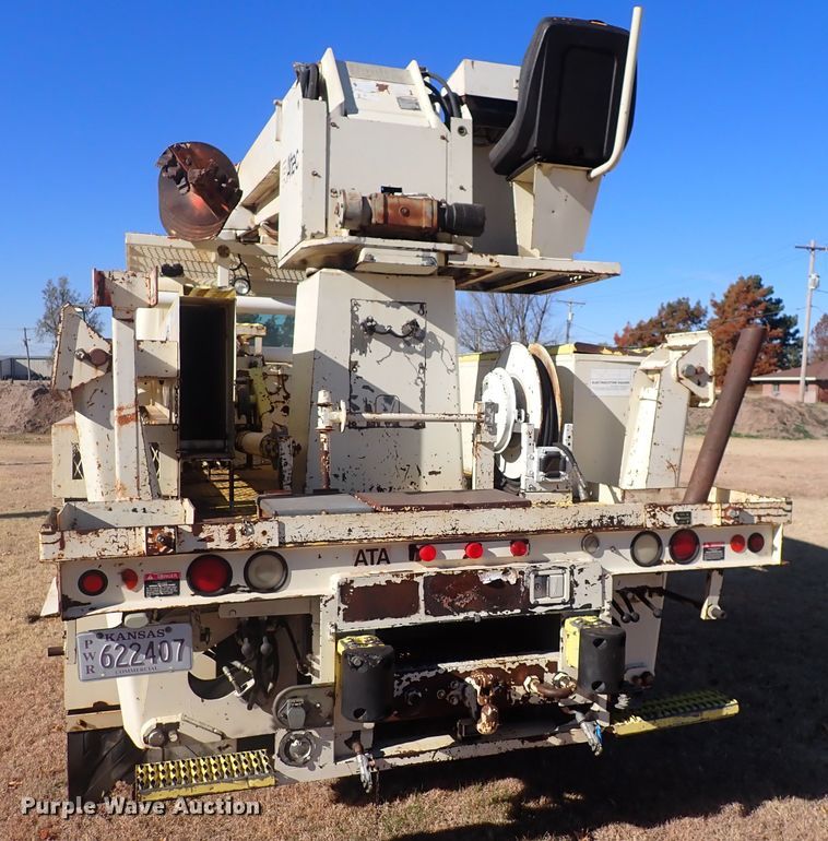 image for item DN2329 1995 International 4900  digger derrick truck
