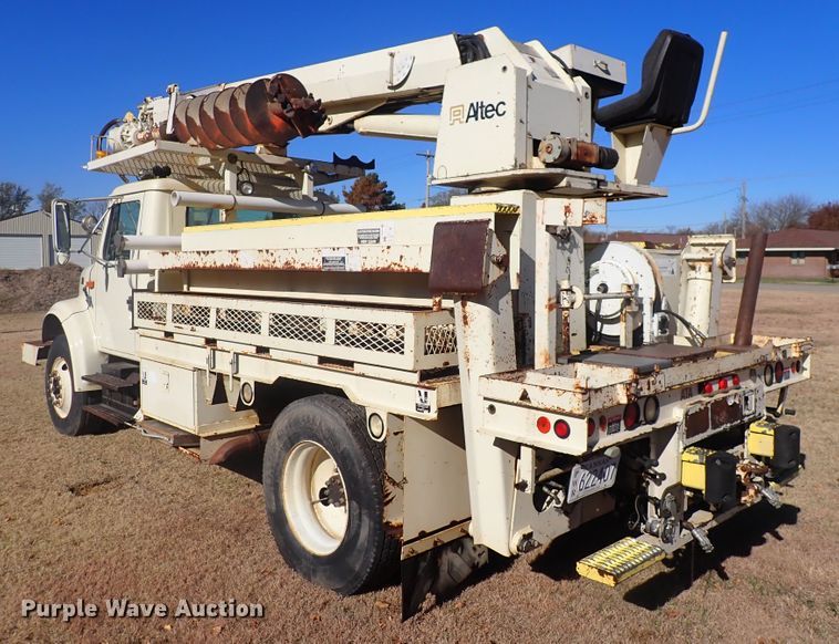 image for item DN2329 1995 International 4900  digger derrick truck