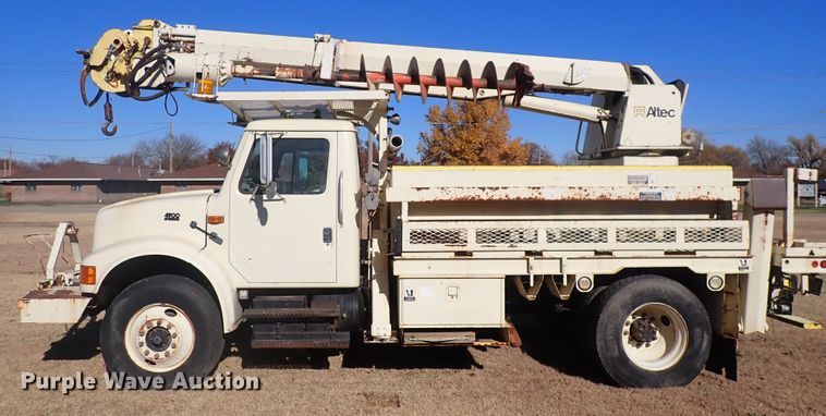 image for item DN2329 1995 International 4900  digger derrick truck