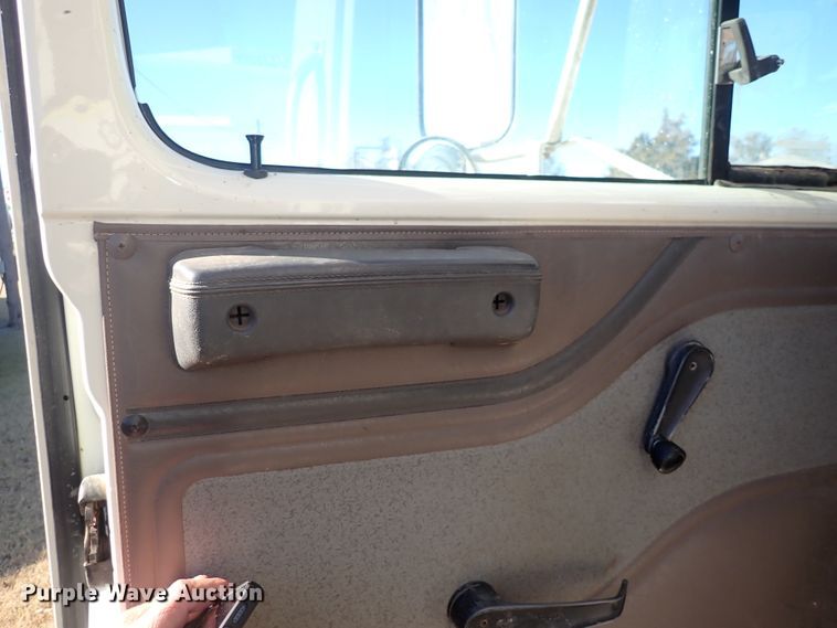 image for item DN2329 1995 International 4900  digger derrick truck