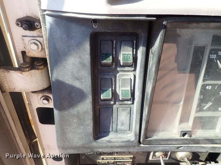 image for item DN2329 1995 International 4900  digger derrick truck