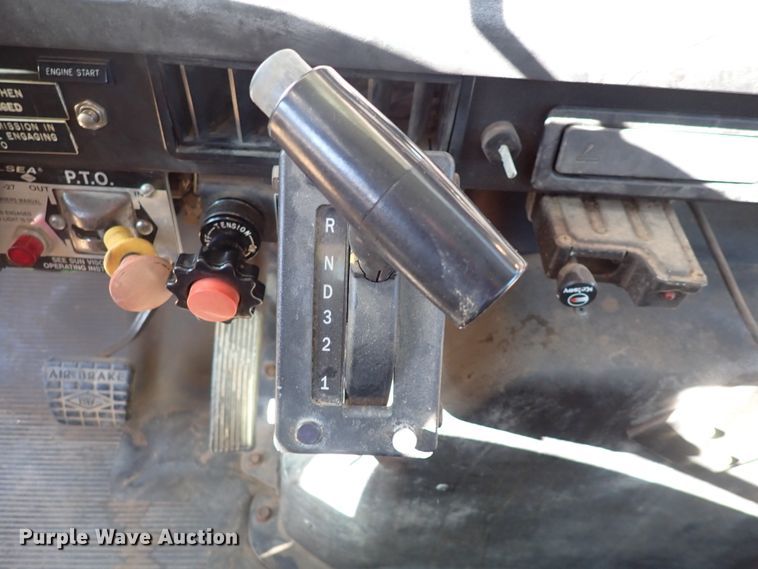 image for item DN2329 1995 International 4900  digger derrick truck