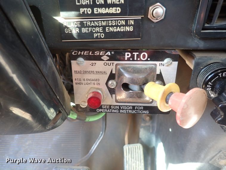image for item DN2329 1995 International 4900  digger derrick truck
