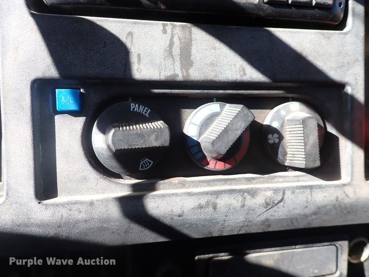 image for item DN2329 1995 International 4900  digger derrick truck