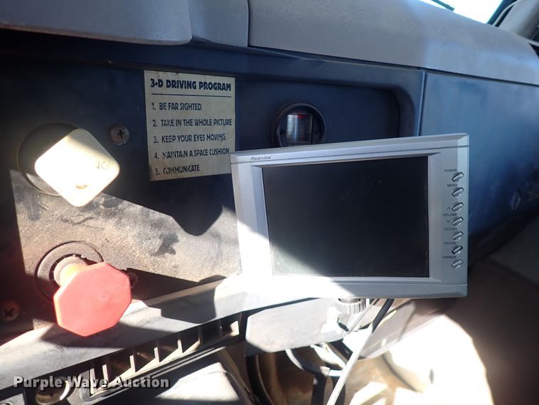 image for item DN2329 1995 International 4900  digger derrick truck