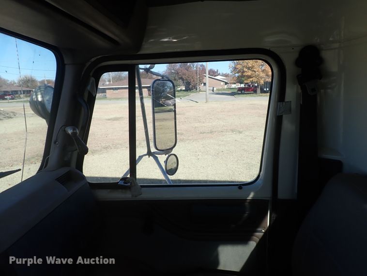 image for item DN2329 1995 International 4900  digger derrick truck