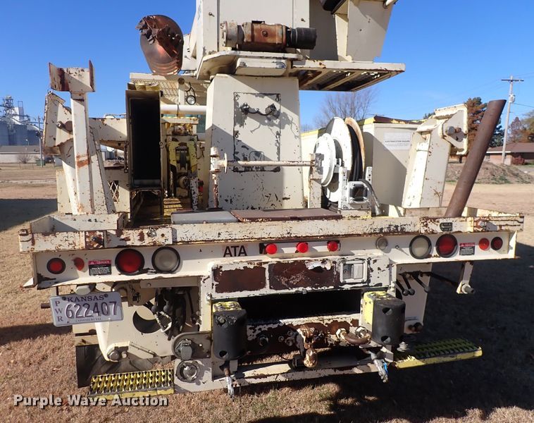 image for item DN2329 1995 International 4900  digger derrick truck
