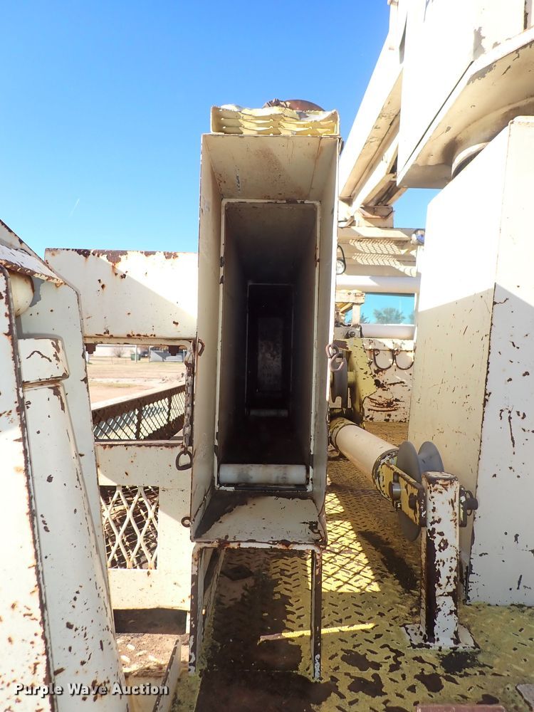 image for item DN2329 1995 International 4900  digger derrick truck