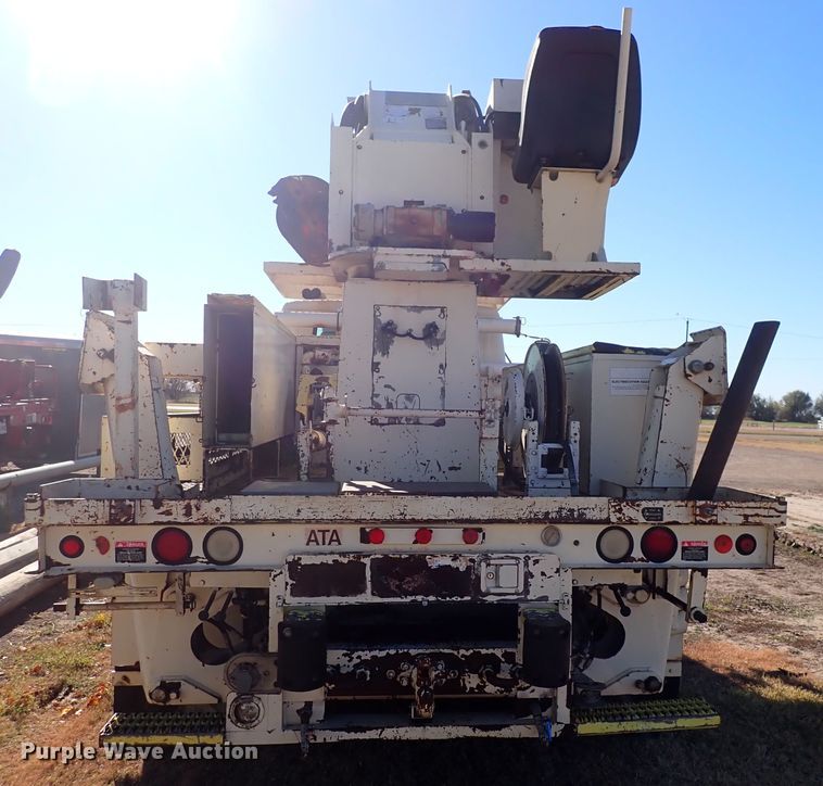 image for item DN2329 1995 International 4900  digger derrick truck