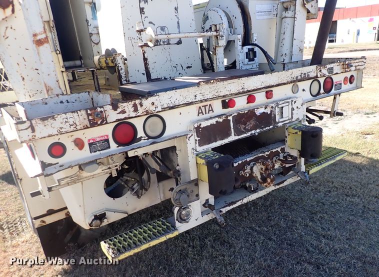 image for item DN2329 1995 International 4900  digger derrick truck