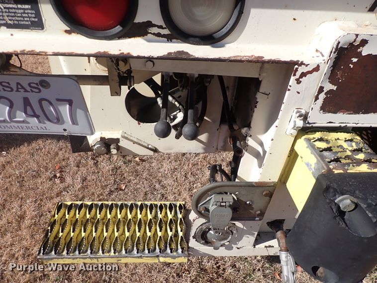 image for item DN2329 1995 International 4900  digger derrick truck
