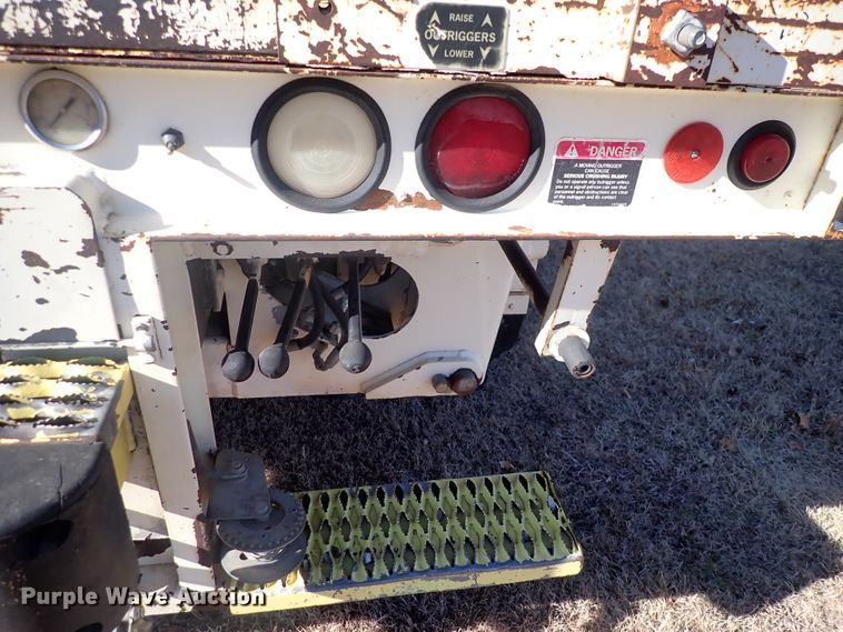 image for item DN2329 1995 International 4900  digger derrick truck