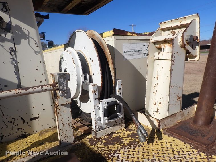 image for item DN2329 1995 International 4900  digger derrick truck