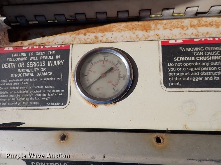 image for item DN2329 1995 International 4900  digger derrick truck