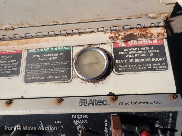 image for item DN2329 1995 International 4900  digger derrick truck
