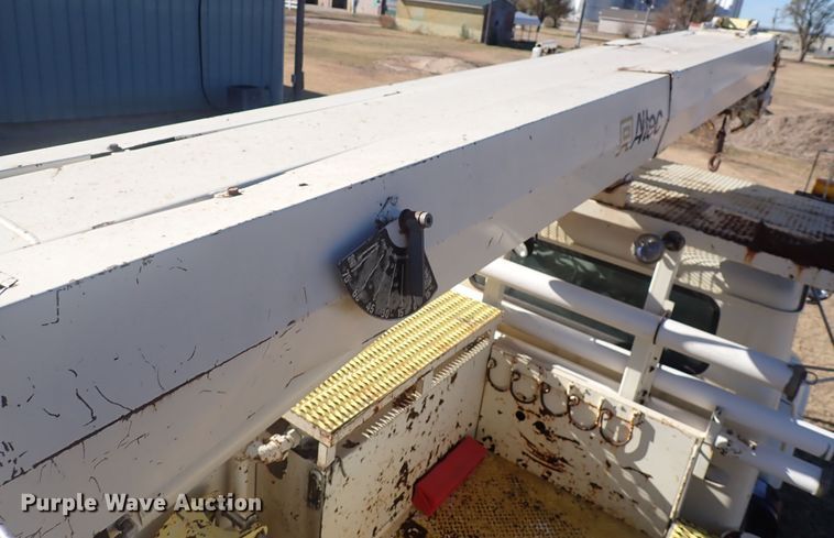 image for item DN2329 1995 International 4900  digger derrick truck