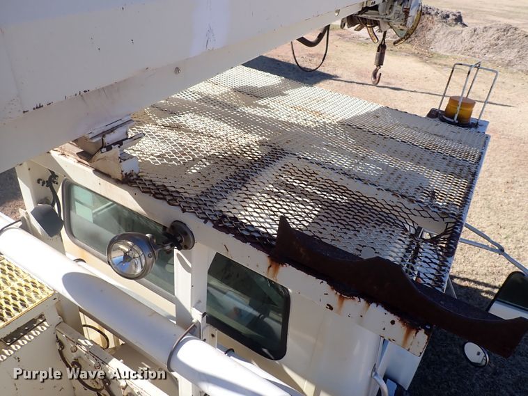 image for item DN2329 1995 International 4900  digger derrick truck