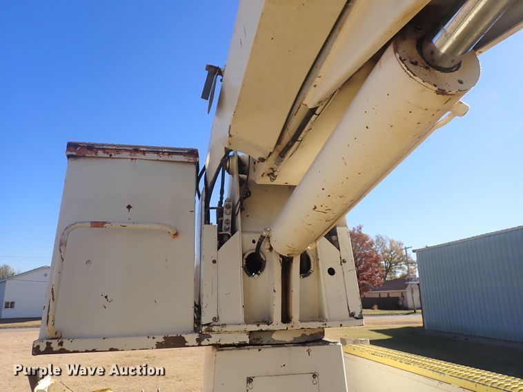 image for item DN2329 1995 International 4900  digger derrick truck