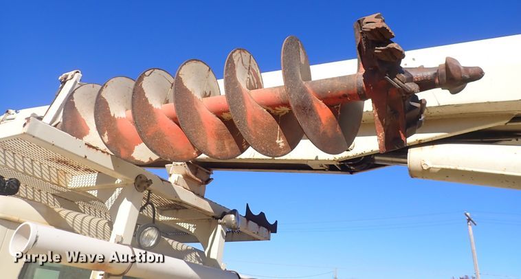 image for item DN2329 1995 International 4900  digger derrick truck