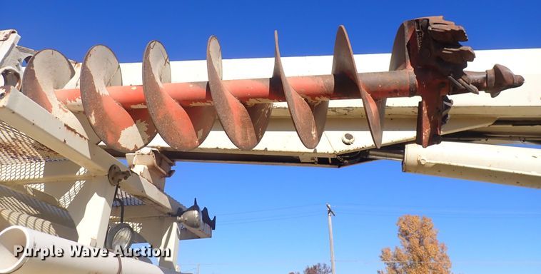 image for item DN2329 1995 International 4900  digger derrick truck