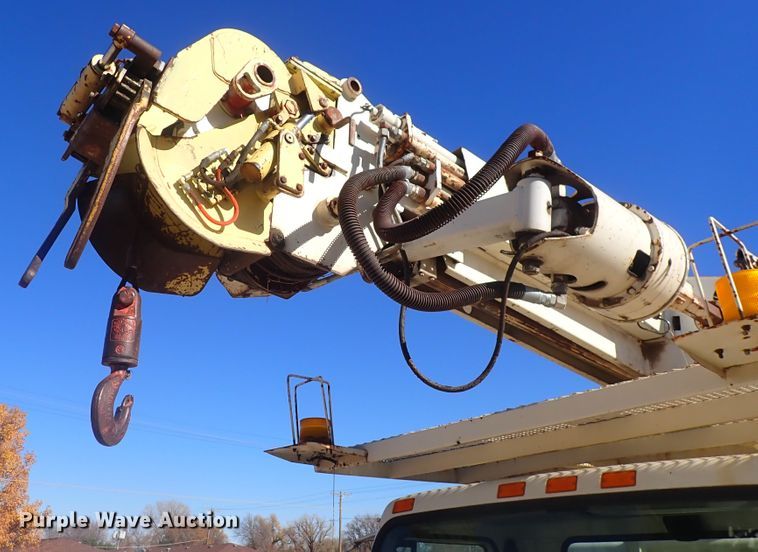 image for item DN2329 1995 International 4900  digger derrick truck