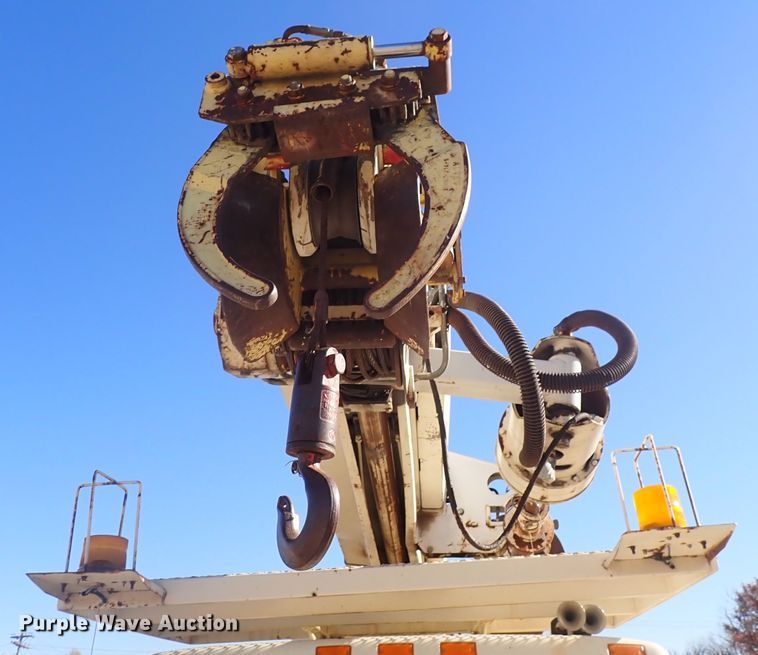 image for item DN2329 1995 International 4900  digger derrick truck