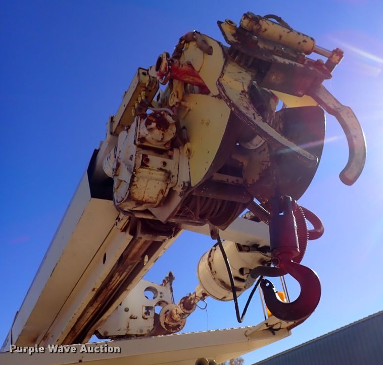 image for item DN2329 1995 International 4900  digger derrick truck