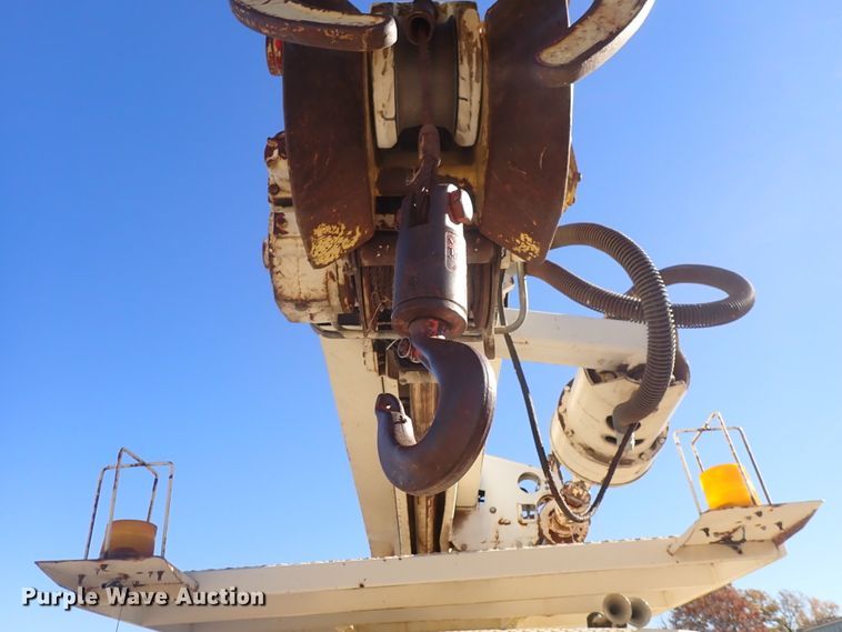 image for item DN2329 1995 International 4900  digger derrick truck