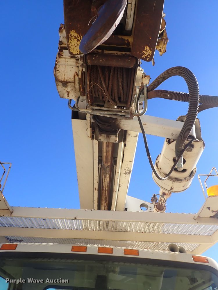 image for item DN2329 1995 International 4900  digger derrick truck