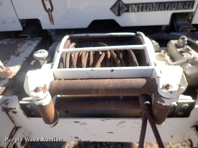image for item DN2329 1995 International 4900  digger derrick truck
