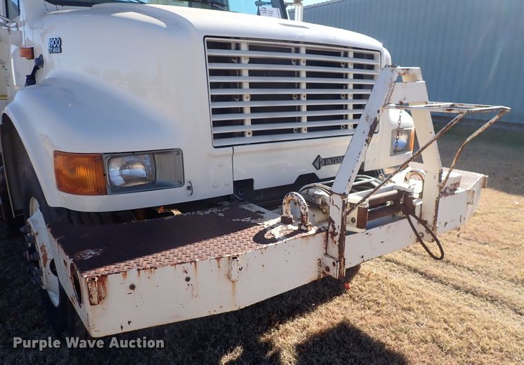 image for item DN2329 1995 International 4900  digger derrick truck