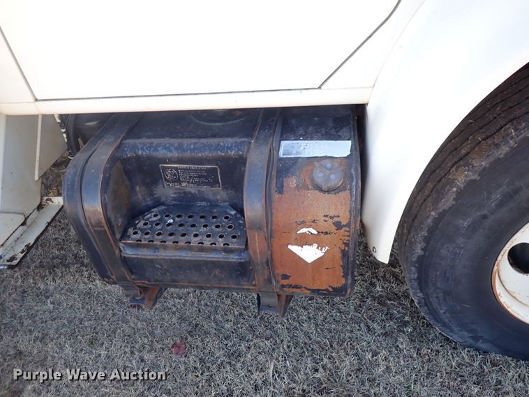 image for item DN2329 1995 International 4900  digger derrick truck