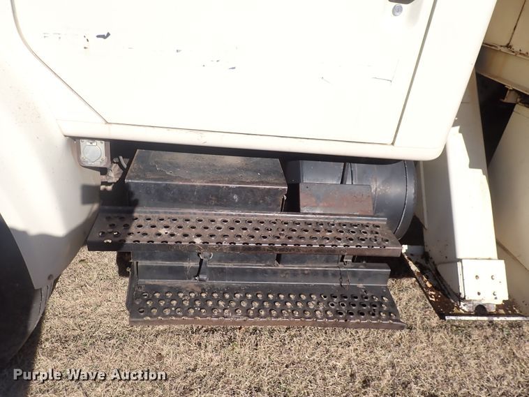image for item DN2329 1995 International 4900  digger derrick truck