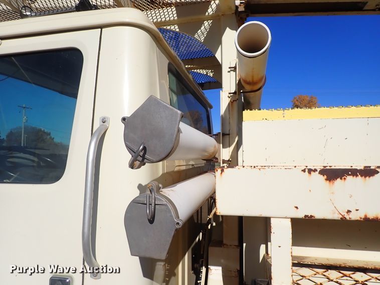 image for item DN2329 1995 International 4900  digger derrick truck