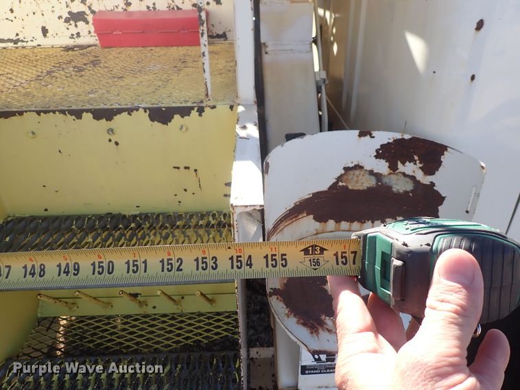 image for item DN2329 1995 International 4900  digger derrick truck
