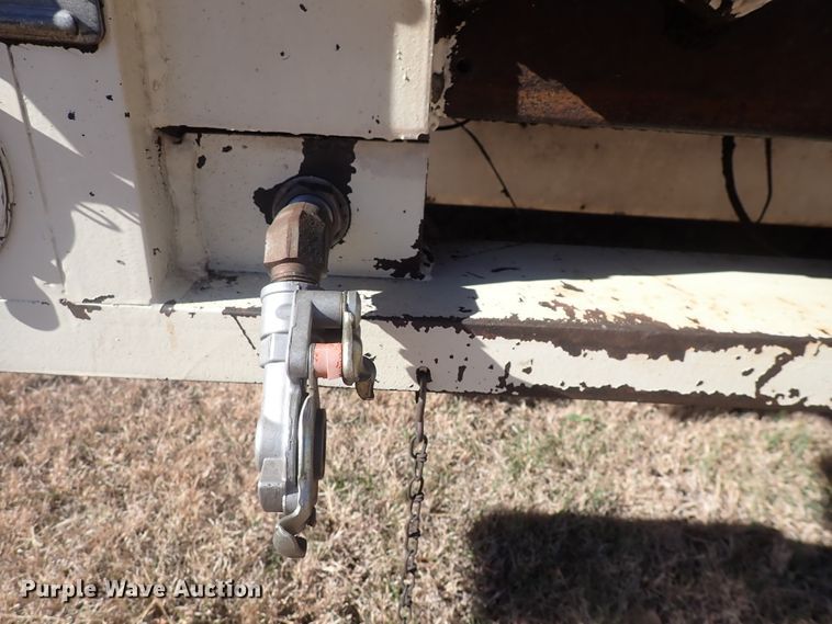image for item DN2329 1995 International 4900  digger derrick truck