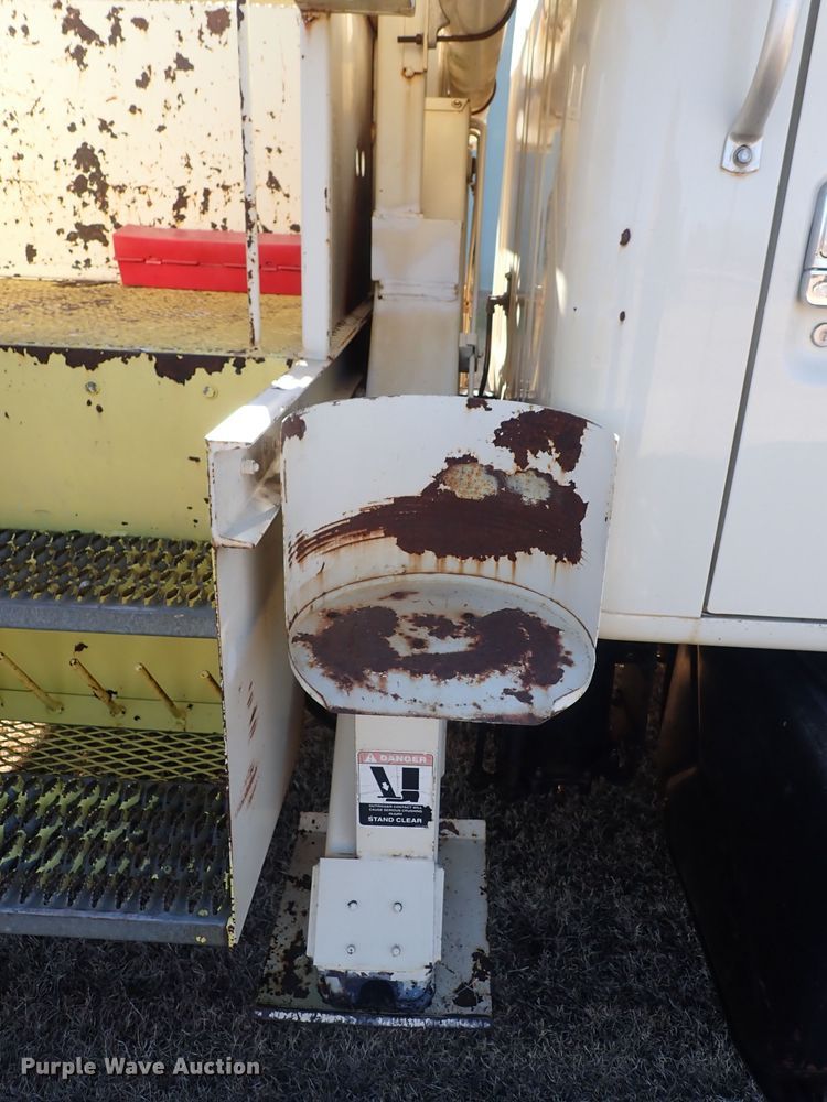 image for item DN2329 1995 International 4900  digger derrick truck