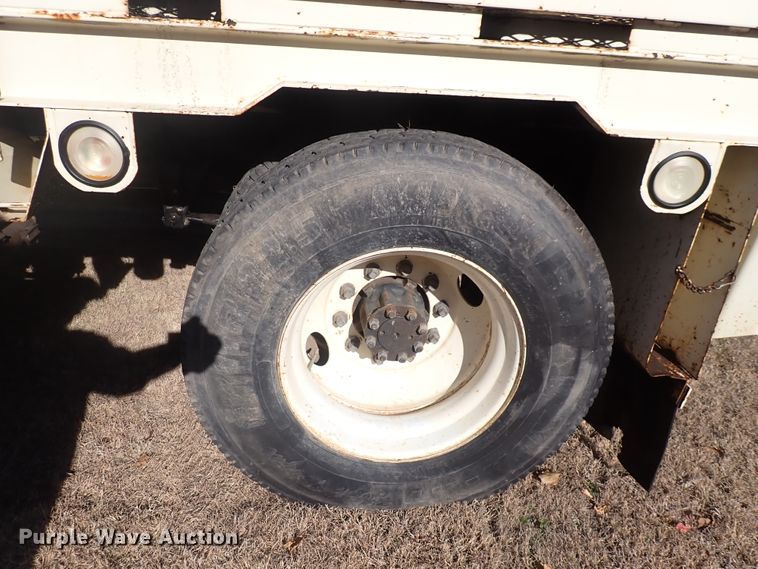 image for item DN2329 1995 International 4900  digger derrick truck