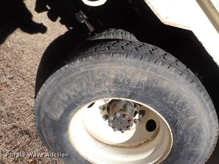 image for item DN2329 1995 International 4900  digger derrick truck