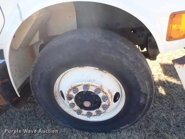 image for item DN2329 1995 International 4900  digger derrick truck
