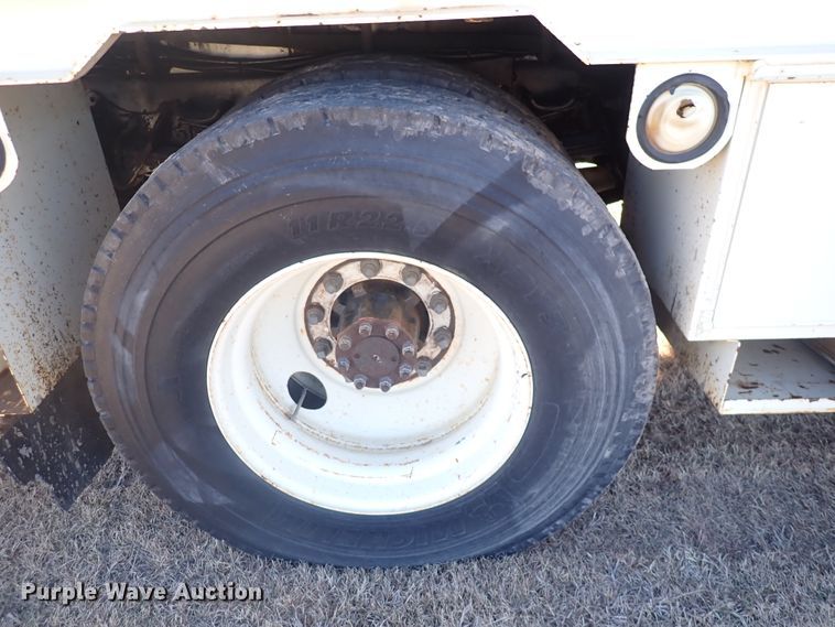 image for item DN2329 1995 International 4900  digger derrick truck