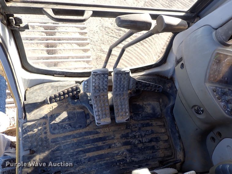 image for item DN2387 1998 John Deere 200LC  excavator