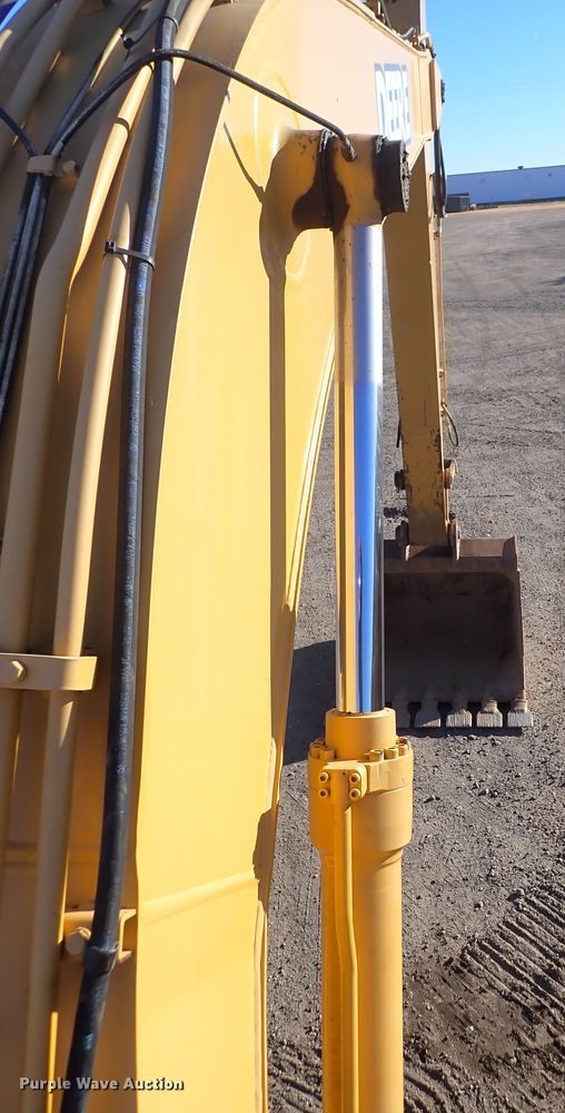 image for item DN2387 1998 John Deere 200LC  excavator