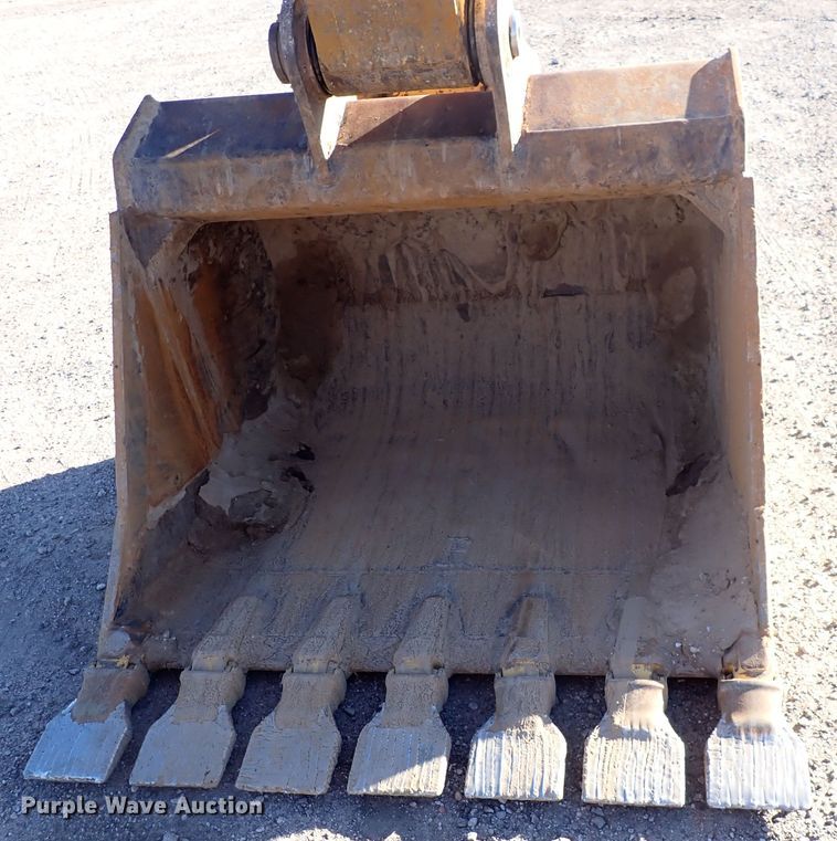 image for item DN2387 1998 John Deere 200LC  excavator