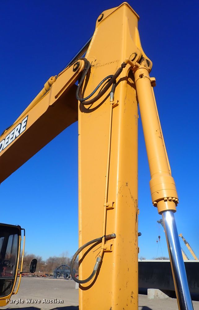 image for item DN2387 1998 John Deere 200LC  excavator