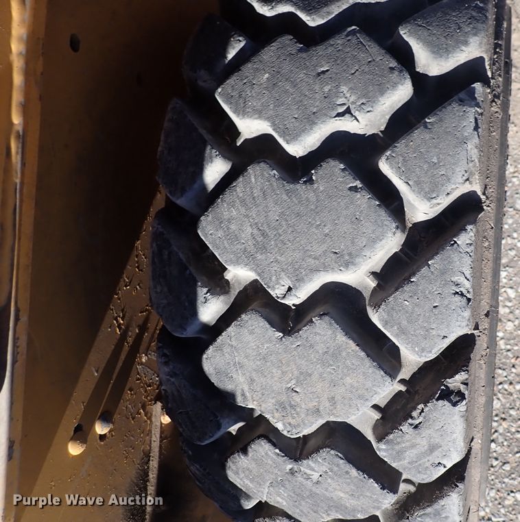 image for item DN2390 Mustang 2054  skid steer loader