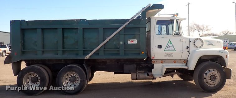 image for item DN2410 1992 Ford LT8000  dump truck