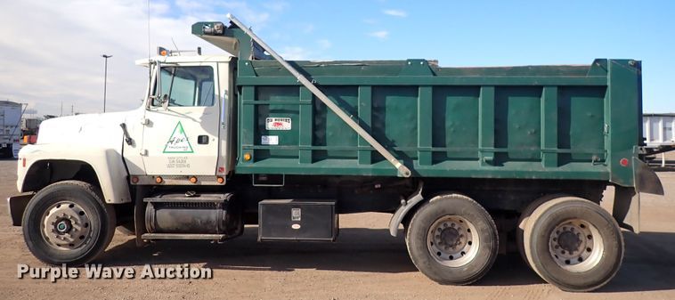 image for item DN2410 1992 Ford LT8000  dump truck